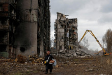 Bytové domy zničené počas rusko-ukrajinského konfliktu v Mariupole. FOTO: Reuters