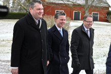 Mikko Savola, minister obrany Fínska, Pal Jonson, minister obrany Švédska, a Bjorn Arild Gram, minister obrany Nórska. FOTO: Reuters