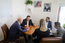 Humanitárny koordinátor OSN v Jemene David Gressly sa stretáva so zamestnancami OSN vo svojej kancelárii v Sanaa v Jemene. FOTO: Reuters