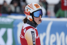 Slovenská lyžiarka Petra Vlhová reaguje v cieli druhého kola obrovského slalomu žien Svetového pohára vo švédskom Are. FOTO: TASR/AP