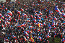 Demonštranti sa zúčastňujú na protivládnom protestnom zhromaždení v Prahe v Českej republike. FOTO: Reuters
