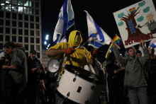 Demonštranti protestujú proti kontroverzným návrhom súdnych reforiem, ktoré by politikom umožnili uplatňovať väčší vplyv na súdnictvo v Tel Avive. FOTO: TASR/AP