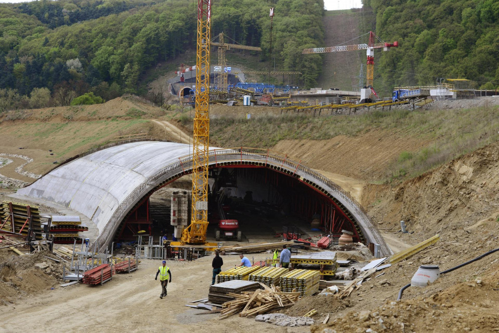 Výstavba prvej etapy rýchlostnej cesty R4, ktorá bude tvoriť severný obchvat krajského mesta Prešov. Jej súčasťou bude aj tunel Bikoš. FOTO: TASR/Milan Kapusta