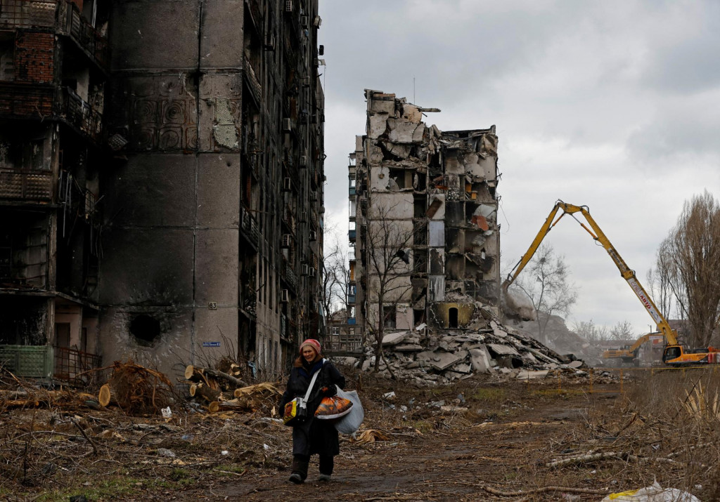 Bytové domy zničené počas rusko-ukrajinského konfliktu v Mariupole. FOTO: Reuters