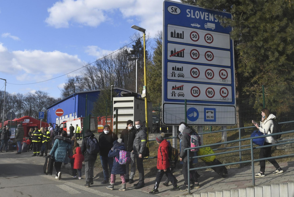 Vojnoví utečenci z Ukrajiny na hraničnom priechode. FOTO: TASR/František Iván