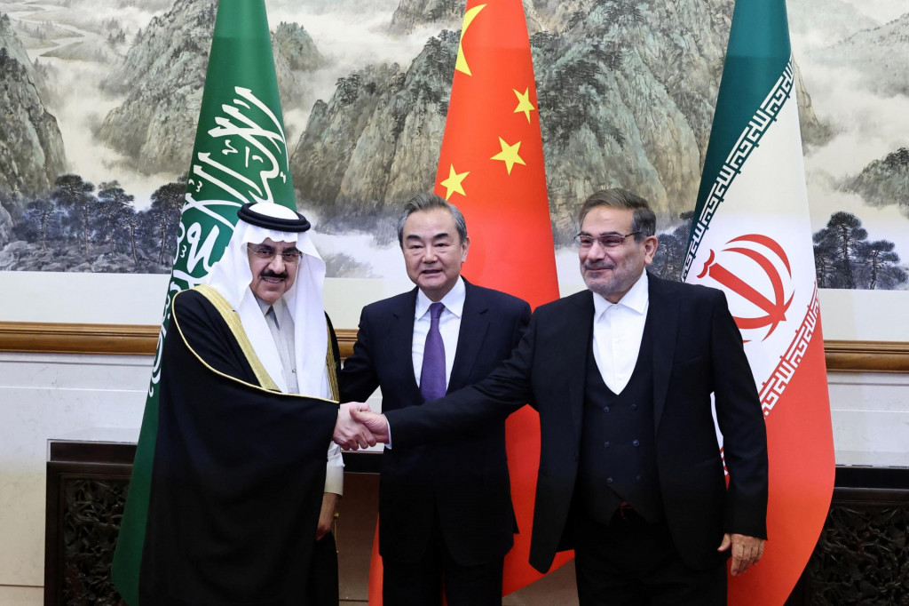 Wang Yi, riaditeľ Úradu ústrednej komisie pre zahraničné veci, Ali Shamkhani, tajomník iránskej Najvyššej rady pre národnú bezpečnosť a minister pre štát a poradca pre národnú bezpečnosť Saudskej Arábie Musaad bin Mohammed Al Aiban v Pekingu. FOTO: Reuters