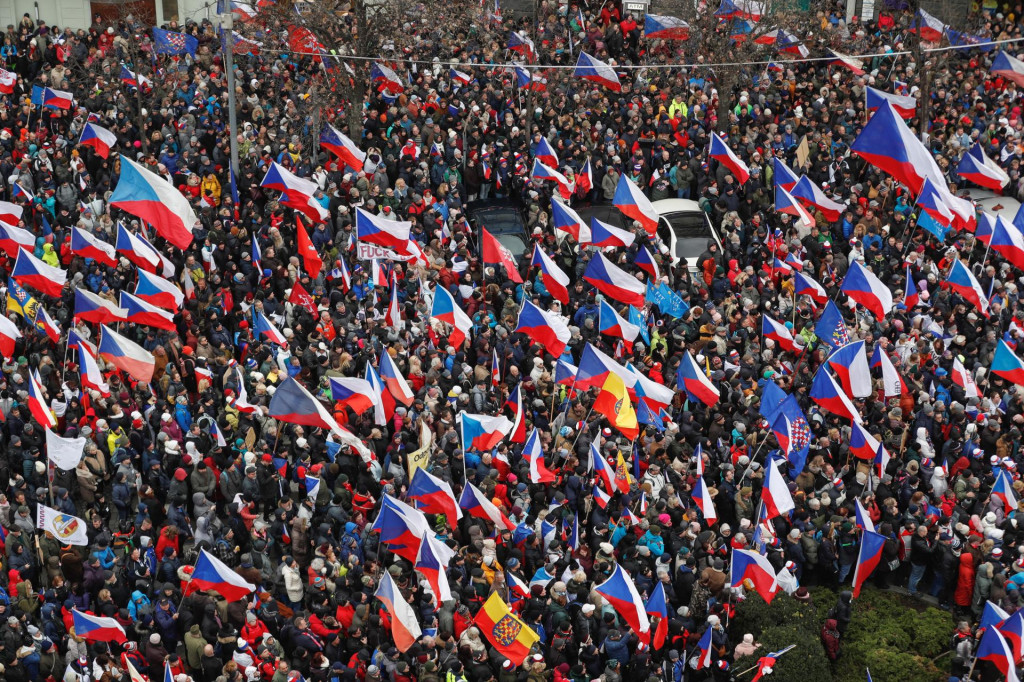 Demonštranti sa zúčastňujú na protivládnom protestnom zhromaždení v Prahe v Českej republike. FOTO: Reuters