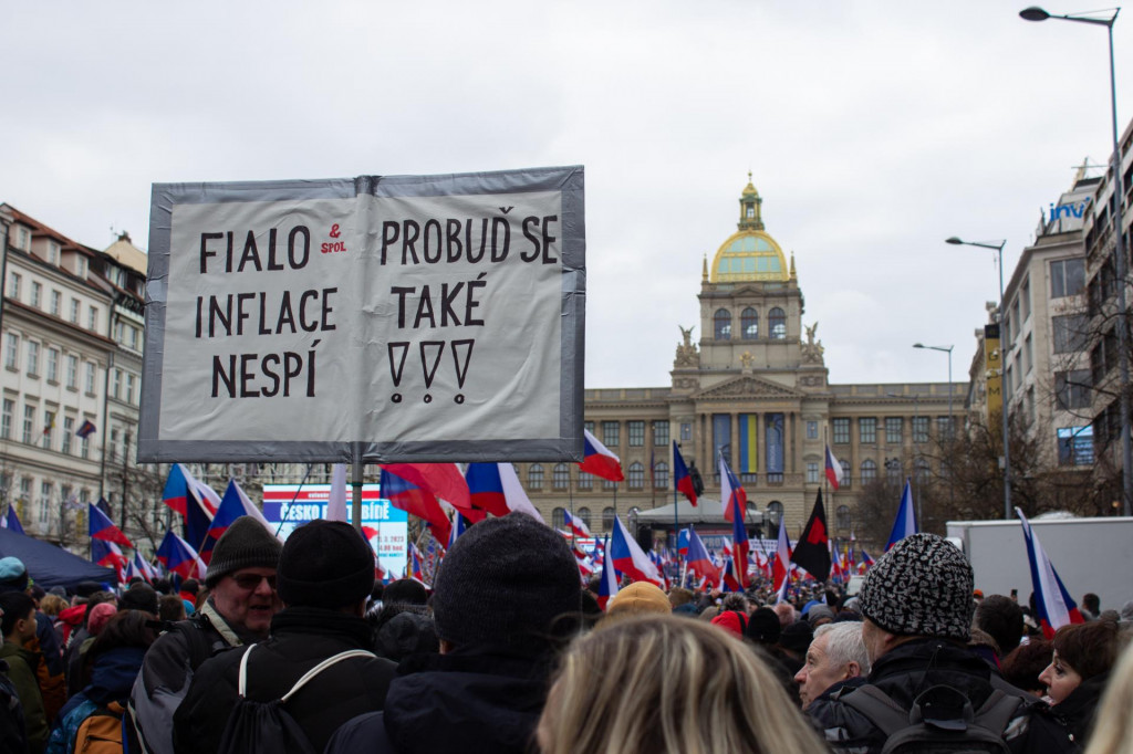 Demonštranti na proteste s názvom Česko proti biede na Václavskom námestí v Prahe. FOTO: TASR/Barbora Vizváryová