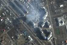 Na satelitnej snímke spoločnosti Maxar Technologies budova počas požiaru v ukrajinskom meste Bachmut 6. marca 2023. FOTO: TASR/AP
