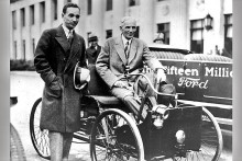 Zakladateľ slávnej automobilky Henry Ford a jeho syn a dedič Edsel Ford na stroji z konca 90. rokov 19. storočia. Fotografia vznikla v polovici 20. rokov, keď z továrne vyšiel automobil s výrobným číslom 15 000 000.