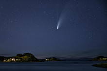 Kométa na nočnej oblohe