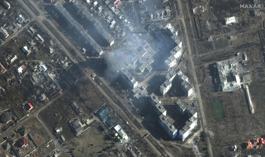 Na satelitnej snímke spoločnosti Maxar Technologies budova počas požiaru v ukrajinskom meste Bachmut 6. marca 2023. FOTO: TASR/AP