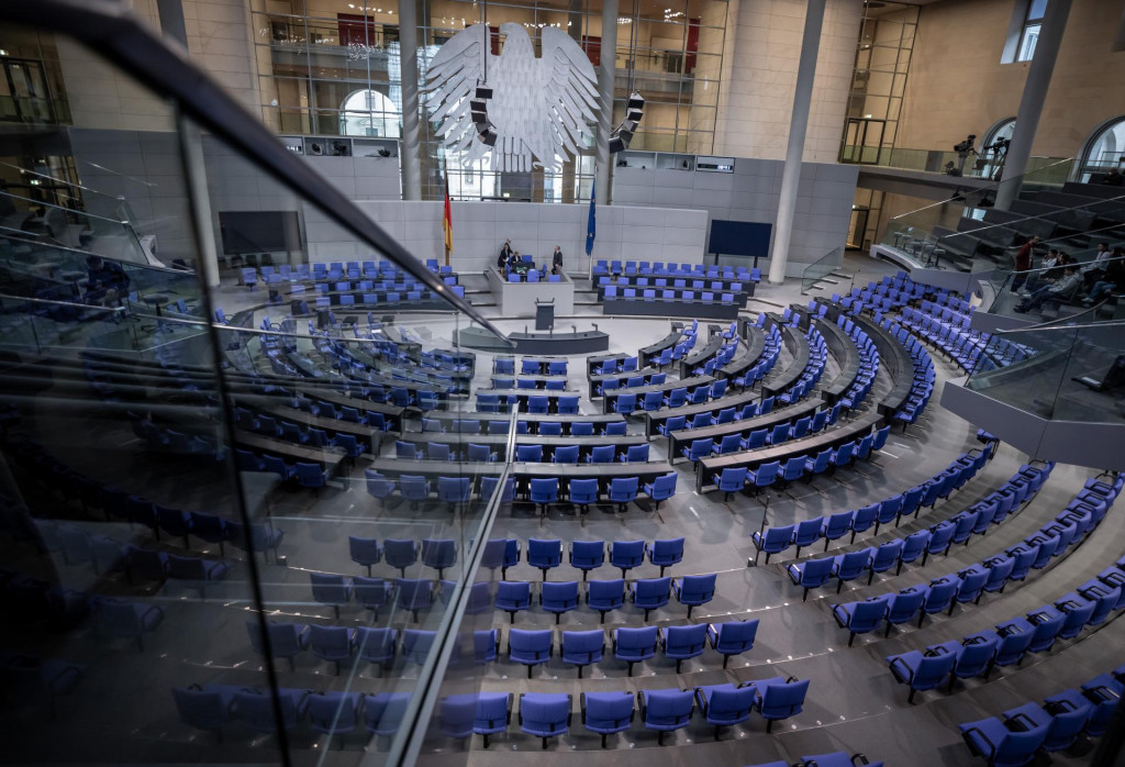 Rokovacia sála dolnej komory nemeckého parlamentu, Spolkového snemu (Bundestag) v Berlíne. Počet poslanecov v Bundestagu sa po nasledujúcich voľbách zníži zo súčasných 736 na 630. FOTO: TASR/AP