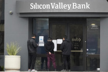 Ľudia pred vchodom do banky Silicon Valley Bank v kalifornskej Santa Clare v piatok 10. marca 2023. Niektorí investori sa obávajú ”šírenia nákazy” vo finančnom sektore po kolapse banky Silicon Valley Bank tento týždeň, ktorá sa špecializovala na technologické spoločnosti podporované rizikovým kapitálom. FOTO: TASR/AP