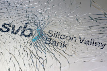 Logo Silicon Valley banky za rozbitým sklom, po ktorom musel banke poskytnúť núdzovú pomoc americký Fed. FOTO: REUTERS
