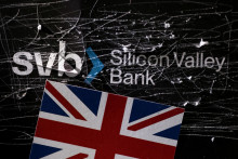 Zničené logo banky SVB s vlajkou Spojeného kráľovstva. ILUSTRÁCIA: Reuters