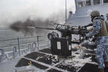 Príslušník ukrajinského námorníctva strieľa zo zbrane počas námorných cvičení v severozápadnej časti Čierneho mora na Ukrajine, 29. januára 2022. FOTO: REUTERS