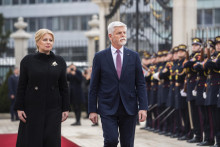 Na snímke slovenská prezidentka a český prezident počas prehliadky čestnej stráže v rámci privítacieho ceremoniálu na prednom nádvorí? Prezidentského paláca.