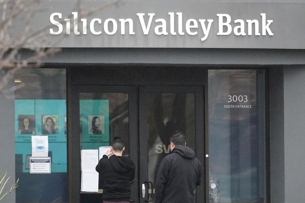 Ľudia stoja pred vstupom do banky Silicon Valley Bank v Santa Clare. FOTO TASR/AP