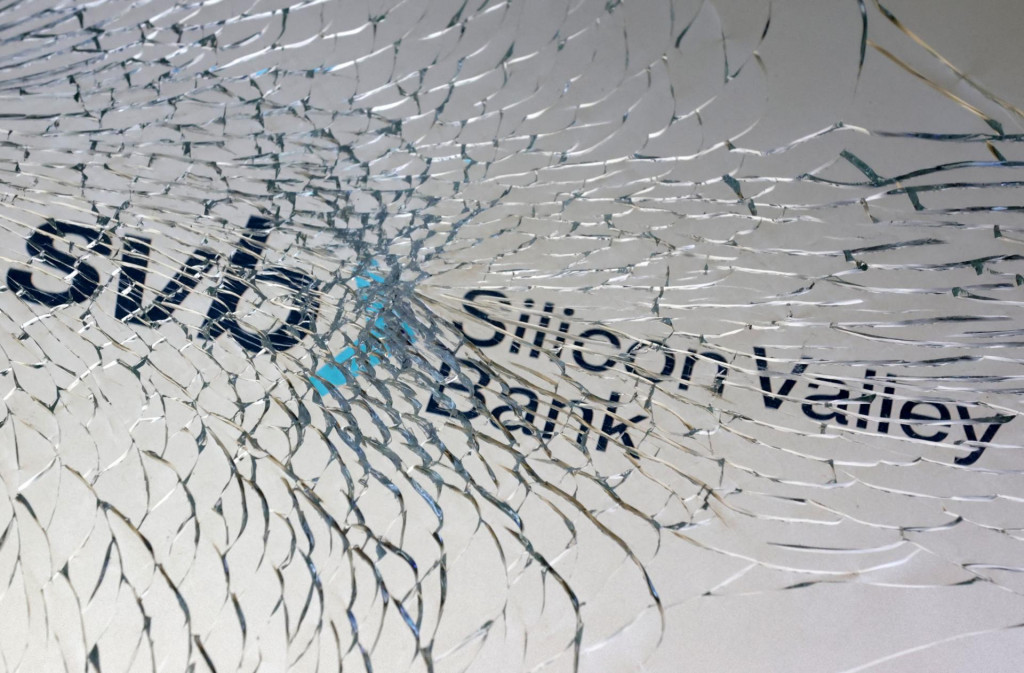 Logo Silicon Valley banky za rozbitým sklom, po ktorom musel banke poskytnúť núdzovú pomoc americký Fed. FOTO: REUTERS