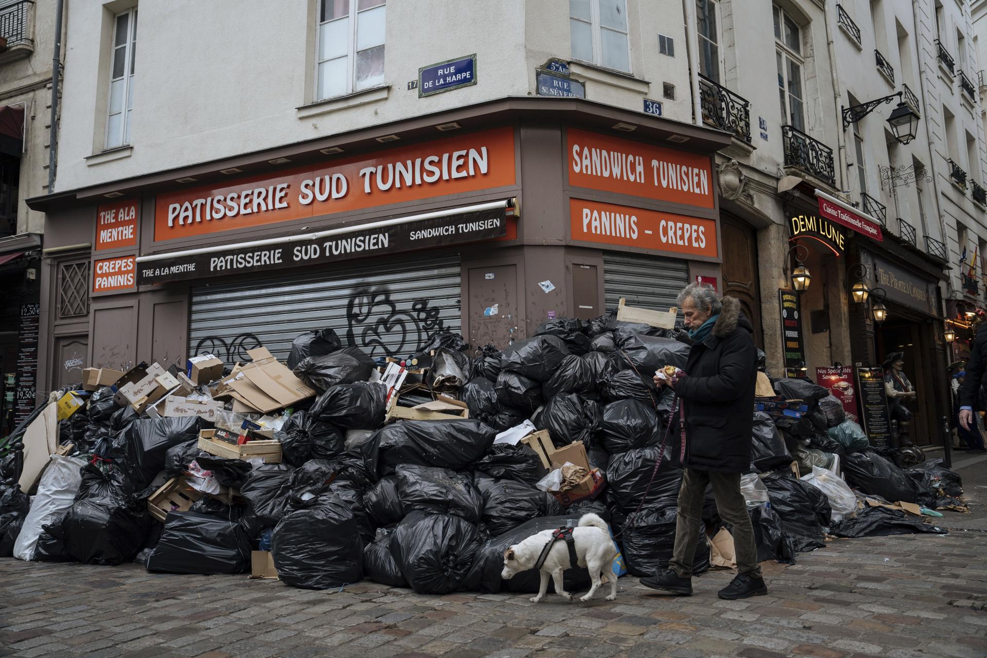 Ulice Paríža zaplavili hromady odpadkov. K protestom proti dôchodkovej reforme sa pripojili aj smetiari