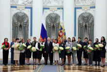 Ruský prezident Vladimir Putin sa odfotil s účastníkmi počas slávnostného odovzdávania cien pri príležitosti Medzinárodného dňa žien v Kremli v Moskve, 8. marca 2023. FOTO: REUTERS
