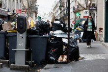 V Paríži sú tisíce ton nezozbieraných odpadov. FOTO: Reuters