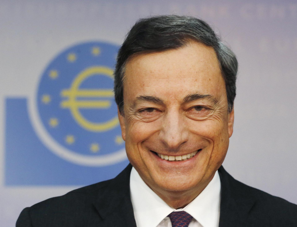 Bývalý prezident Európskej centrálnej banky (ECB) Mario Draghi verbálnou intervenciou na investičnej konferencii v Londýne zabránil hrozbe rozpadu eurozóny. FOTO TASR /AP