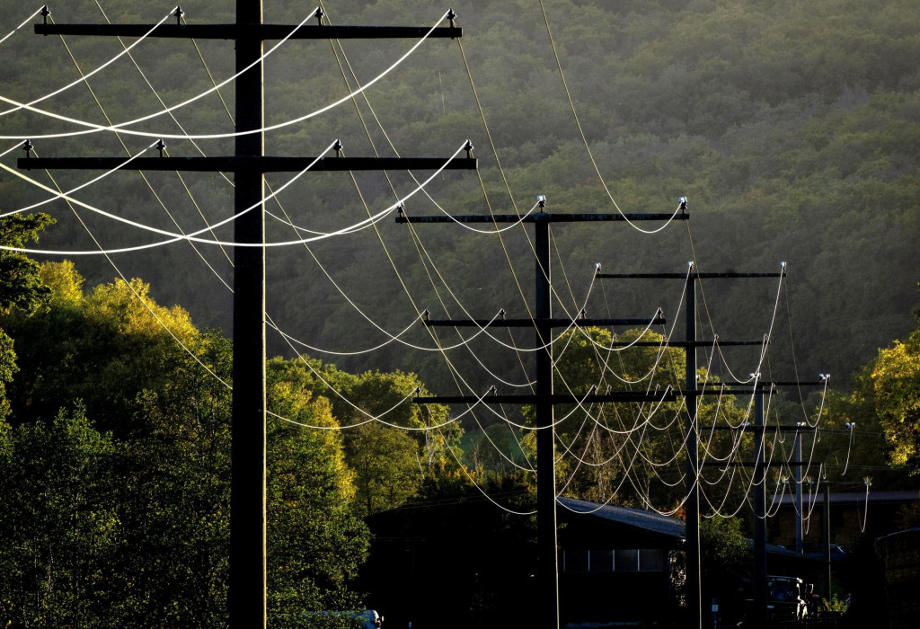 Stĺpy elektrického vedenia v Neu-Anspachu neďaleko Frankfurtu nad Mohanom. FOTO: TASR/AP