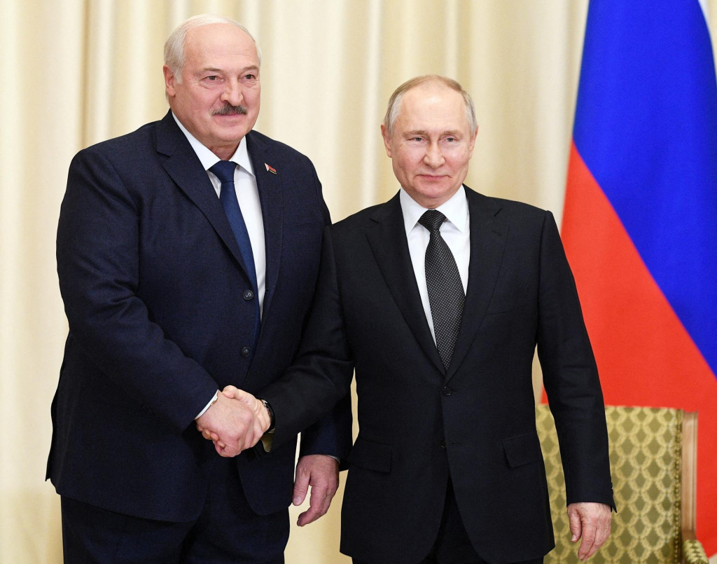Ruský prezident Vladimir Putin si podáva ruku s bieloruským prezidentom Alexandrom Lukašenkom počas stretnutia v štátnej rezidencii Novo-Ogaryovo pri Moskve, Rusko 17. februára 2023. FOTO: REUTERS