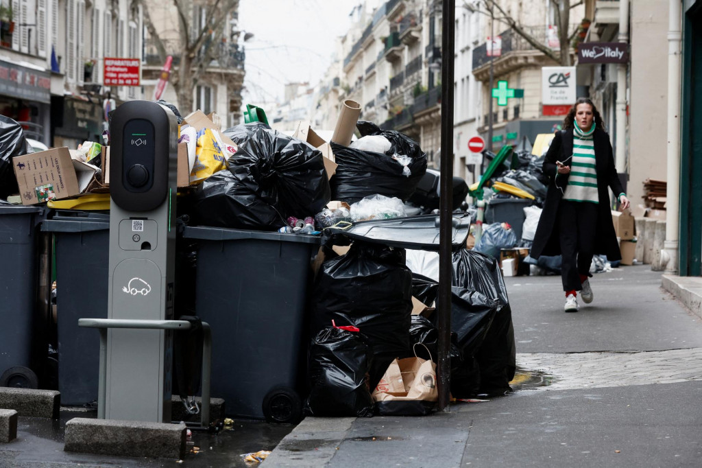 V Par&iacute;ži s&uacute; tis&iacute;ce ton nezozbieran&yacute;ch odpadov. FOTO: Reuters