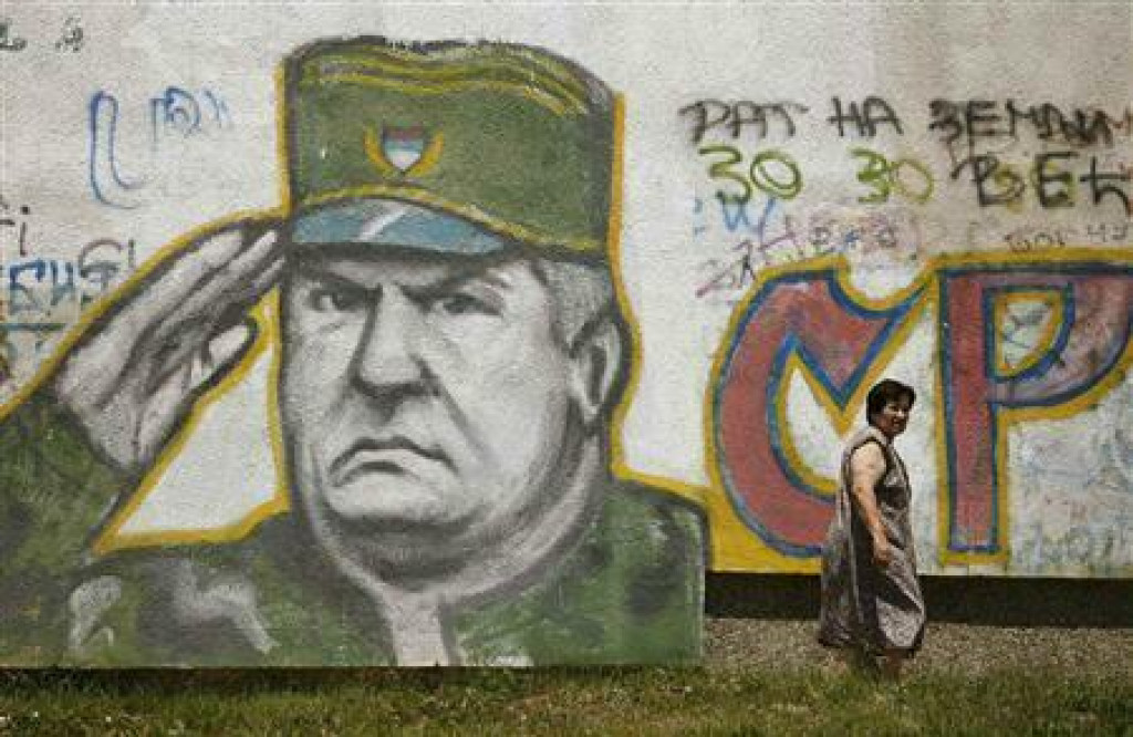Žena prechádza okolo jedného z graffitov na podporu odsúdeného vojnového zločinca Ratka Mladiča. FOTO: Reuters