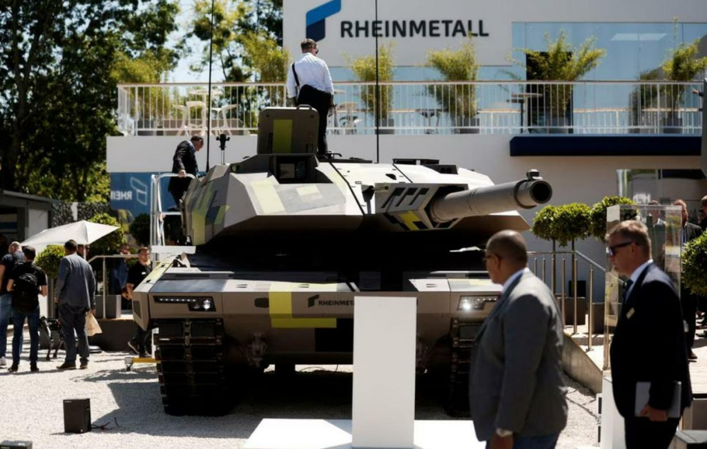 Tank KF51 Panther vyrobený spoločnosťou Rheinmetall je vystavený na medzinárodnom veľtrhu obrany a bezpečnosti Eurosatory vo Villepinte neďaleko Paríža vo Francúzsku 13. júna 2022. FOTO: REUTERS