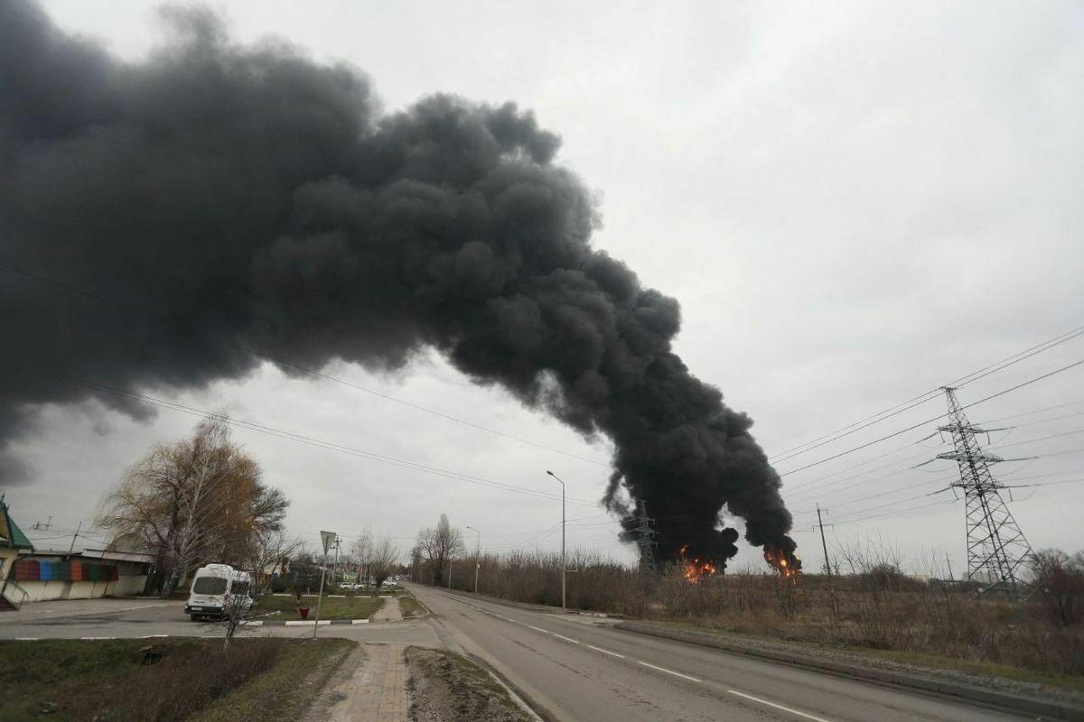 Rusko tvrdí, že na hraniciach s Ukrajinou zostrelilo tri rakety. Trosky mali dopadnúť na obývané územie