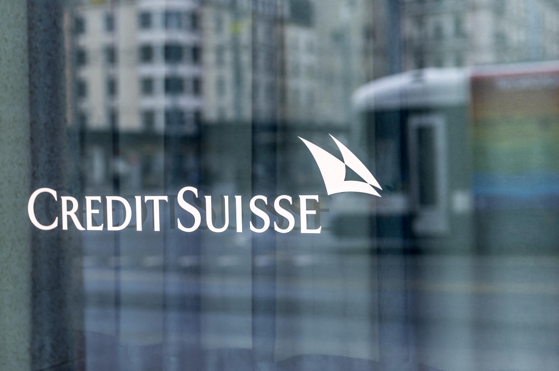 Akcie Credit Suisse klesli takmer o tretinu, jej prepad ťahá dole aj ďalšie európske banky