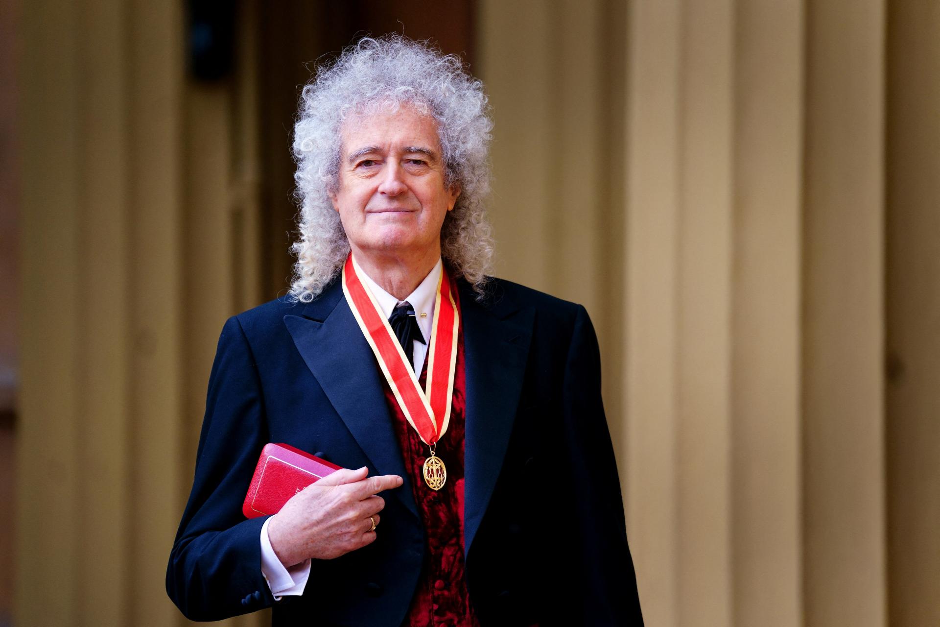 Rockový gitarista Brian May zo skupiny Queen bol povýšený kráľ Karolom III. do rytierskeho stavu