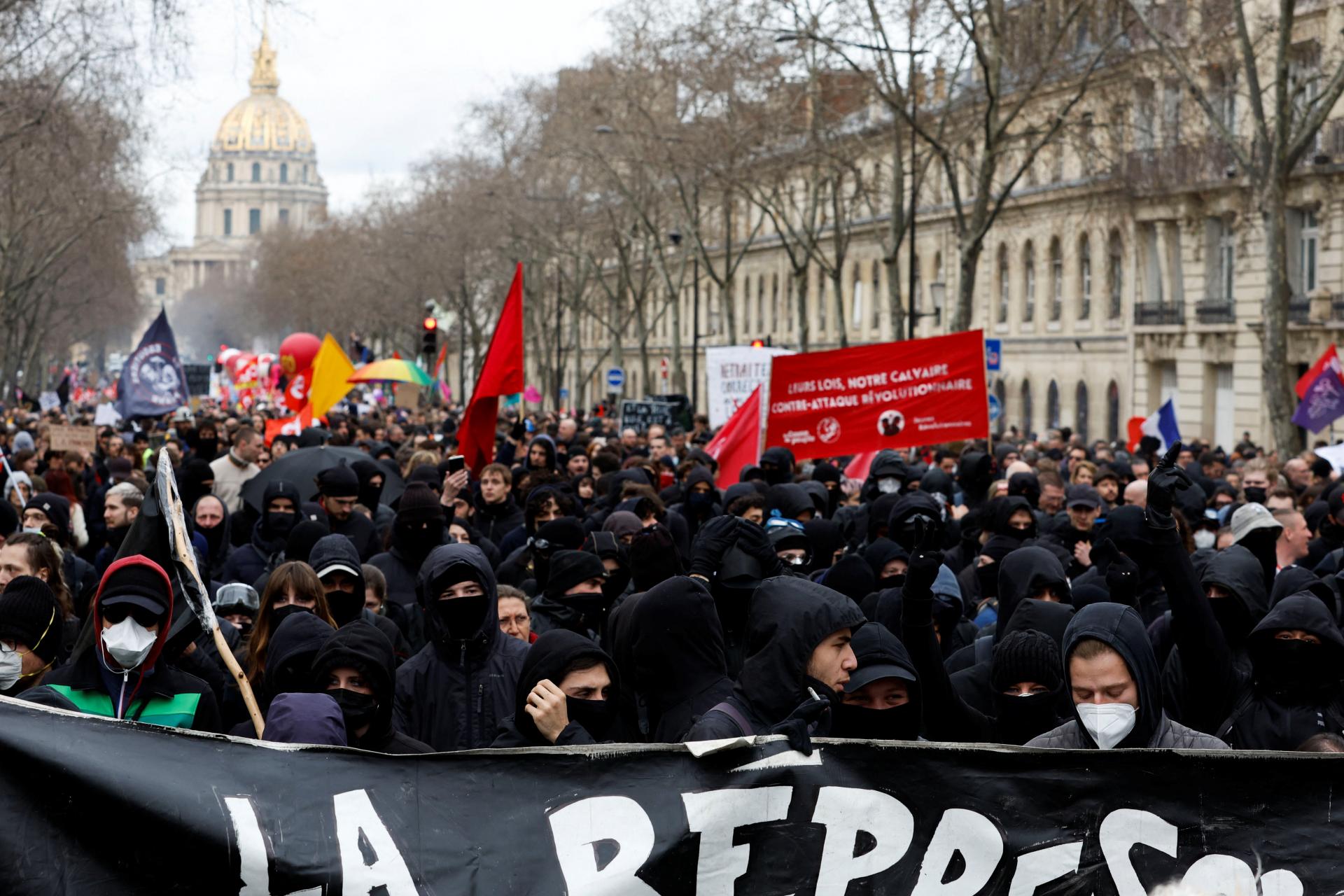 Parlamentná komisia sa zhodla na reforme dôchodkov vo Francúzsku, protesty pokračujú
