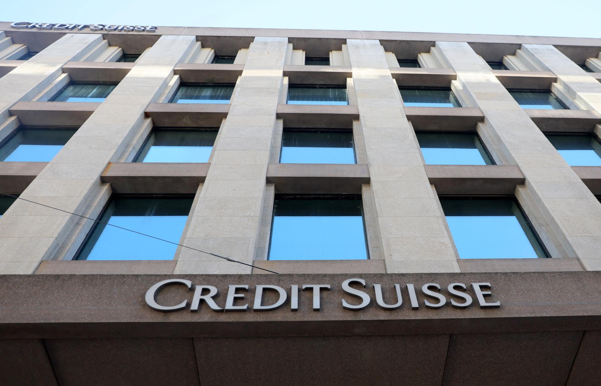 Európske meny oslabujú kvôli prepadu akcií švajčiarskej banky Credit Suisse