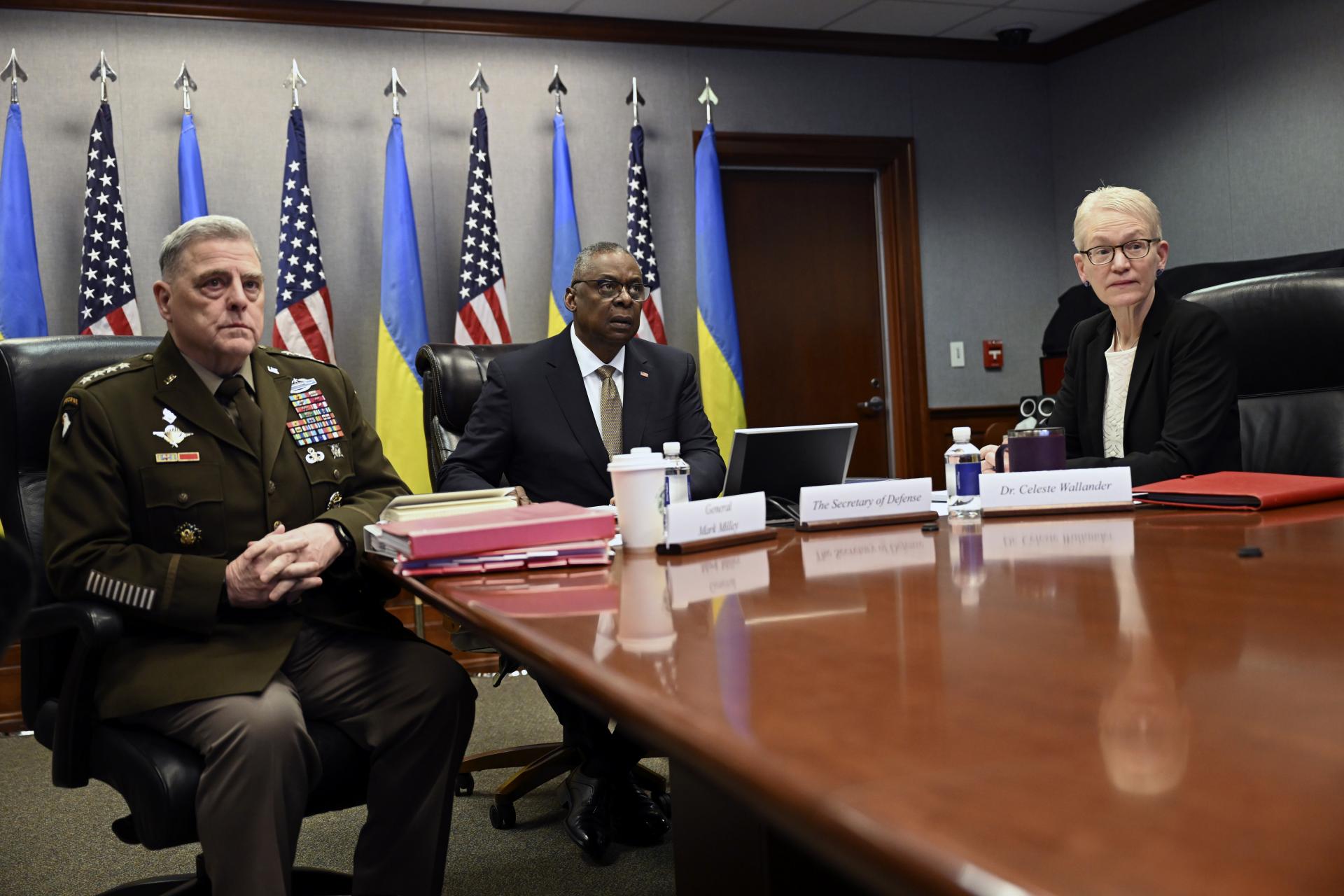 Kontaktná skupina pre Ukrajinu rokovala o zvýšení podpory pre Kyjev. Chcú poskytnúť viac munície i zbraní