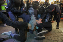 Zásah proti protestujúcim mužom v Rusku, ktorí sa zúčastňovali zhromaždenia proti mobilizácii záložníkov, 21. septembra 2022 v Moskve. FOTO: REUTERS