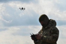 Ukrajinský príslušník armády sa 7. marca 2023 zúčastňuje výcviku na používanie bezpilotných lietadiel (UAV) uprostred ruského útoku na Ukrajinu v regióne Záporoží na Ukrajine. FOTO: REUTERS