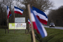 Obrátené holandské vlajky vejú na protest proti vládnemu plánu na zníženie emisií dusíkatých látok v Ooststellingwerfe na severe Holandska. FOTO: TASR/AP