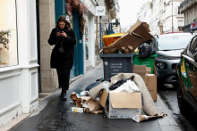 Paríž trápi štrajk smetiarov. FOTO: Reuters