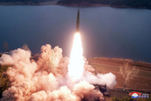 Raketa vypálená severokórejskou armádou na nezistenom mieste. FOTO: Reuters