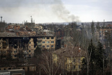 Dym stúpa počas ťažkých bojov medzi ukrajinskou a ruskou armádou v meste Bachmut v Doneckej oblasti na východe Ukrajiny. FOTO: TASR/AP