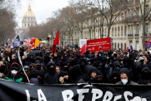Demonštranti sa v Paríži zúčastnili demonštrácie proti plánu dôchodkovej reformy francúzskej vlády. FOTO: Reuters