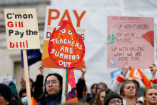 Učitelia sa zúčastňujú štrajkovej akcie v spore o platy v Londýne. FOTO: Reuters