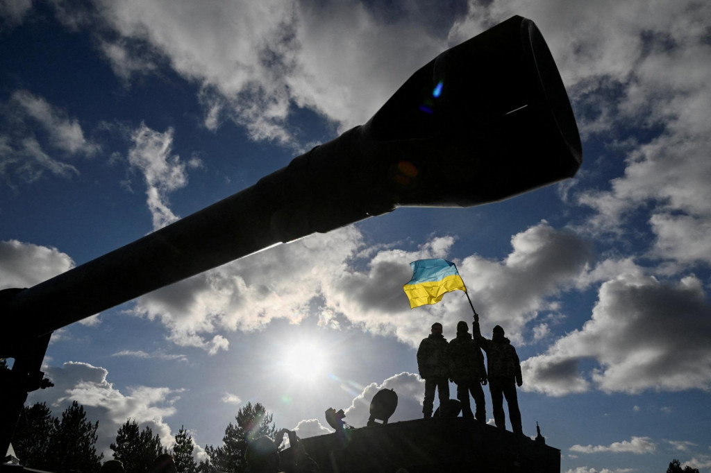 Ukrajinský personál s ukrajinskou vlajkou na tanku Challenger 2 počas výcviku v tábore Bovington neďaleko Wool v juhozápadnej Británii, 22. februára 2023. FOTO: REUTERS