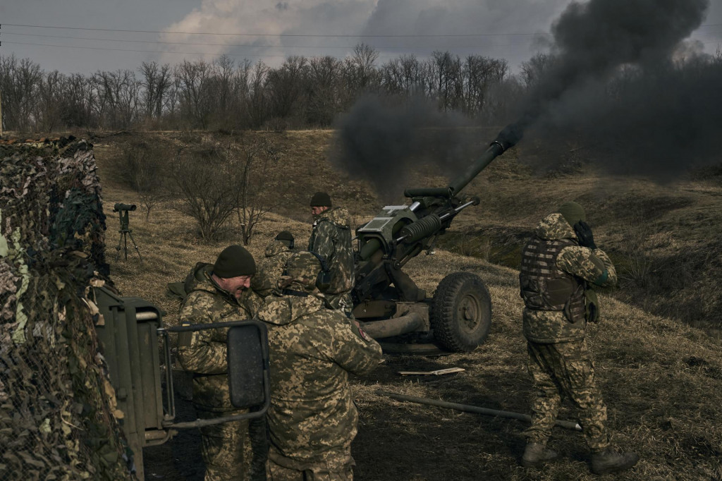 Ukrajinskí vojaci strieľajú zo samohybnej húfnice na ruské pozície pri meste Bachmut, ilustračný obrázok. FOTO: TASR/AP

