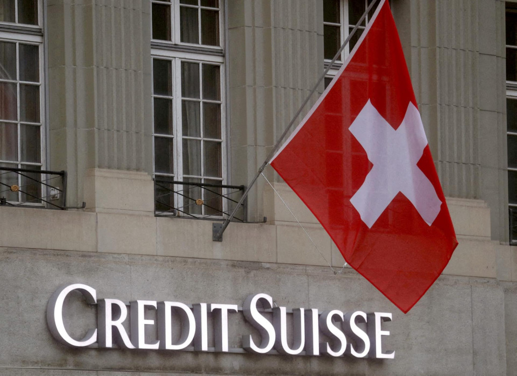 Švajčiarska štátna vlajka veje nad logom banky Credit Suisse pred pobočkou v Berne. FOTO: Reuters